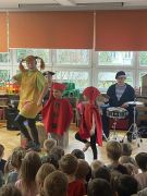 Improwizacja taneczna "krasnoludków".