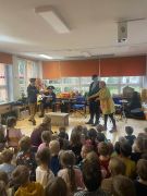 Prezentacja bajek ukrytych w skrzynce.