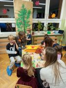 Dzieci i rodzice na warsztatach.