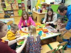 Dzieci i rodzice na warsztatach.