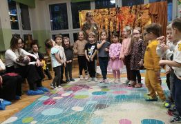 Dzieci występują przez rodzicami