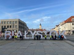 Dzieci pozują do zdjęcia przed napisem BIAŁYSTOK na Rynku Kościuszki w Białymstoku