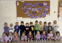 Dzieci z grupy jeżyków prezentują swoje prace.