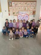 Dzieci z grupy myszek prezentują swoje prace.