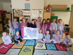 Dzieci z grupy Misiów prezentują swoje prace