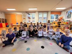 Dzieci z grupy Sówek prezentują swoje prace