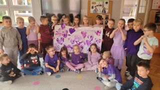 Dzieci z grupy Sówek prezentują swoje prace