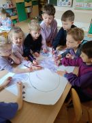 Dzieci z grupy Misiów prezentują swoje prace