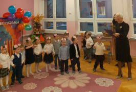 Pani Dyrektor wręcza dyplomy dzieciom