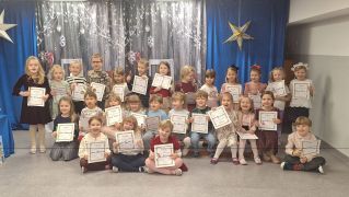 Wszystkie dzieci biorące udział w konkursie z dyplomami