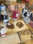 Wykrawanie pierniczków.