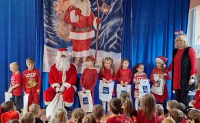 Dzieci z przedszkola biorące udział w konkursie z Mikołajem