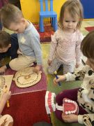 Dzieci oglądają model szczęki.