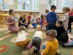 Dzieci oglądają model szczęki.