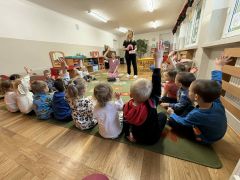 Dzieci oglądają model szczęki, słuchają wywiadu.