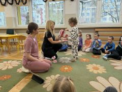 Dziewczynka uczy się myć zęby na modelu demonstracyjnym szczęki.