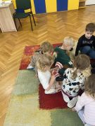 Dzieci oglądają model szczęki.