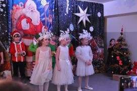 Dziewczynki w rolach śnieżynek