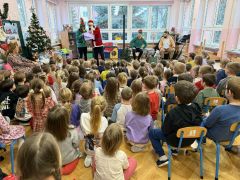 Dzieci oglądają audycję muzyczną.