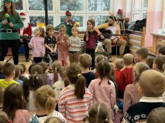 Dzieci oglądają audycję muzyczną.