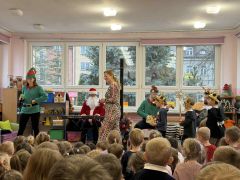 Dzieci oglądają audycję muzyczną.