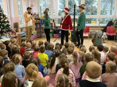 Dzieci oglądają audycję muzyczną.