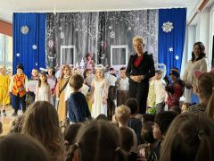 Dzieci z Panią Dyrektor pozują do zdjęcia.