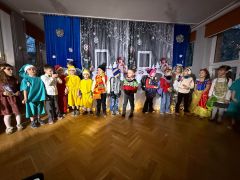 Dzieci w trakcie przedstawienia.