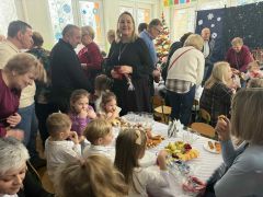 Wspólny poczęstunek.