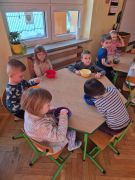 Dzieci przy stoliku.