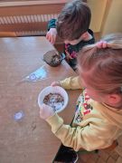 Dzieci z wykonują prace.