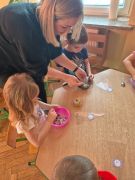 Dzieci z wykonują prace.