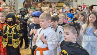 Dzieci podczas zabawy choinkowej