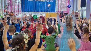 Dzieci podczas zabawy choinowej