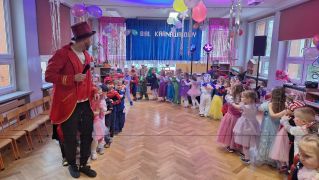 Prowadzący z dziećmi tworzą korowód