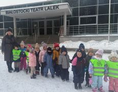 Dzieci przed Teatrem.