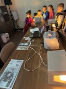 Dzieci oglądają prezentację w banku.