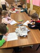 Dzieci poznają wyposażenie banku.