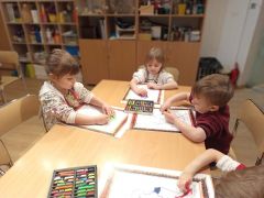 Dzieci podczas zajęć w muzeum.