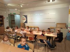 Dzieci podczas zajęć w muzeum.