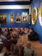 Dzieci podczas zajęć w muzeum.