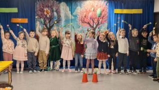 Dzieci z grupy Lisków śpiewają piosenkę o wiośnie