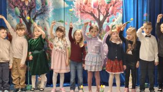 Dzieci śpiewają piosenkę