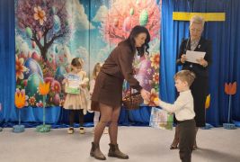 Pani Dyrektor wręcza dyplom