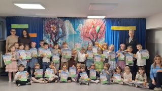 Wszystkie dzieci wraz z paniami i Panią Dyrektor pozują do zdjęcia