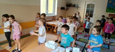 Dzieci podczas ćwiczeń.