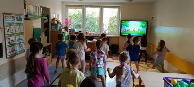 Dzieci podczas ćwiczeń.