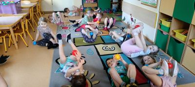 Dzieci podczas ćwiczeń.