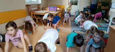 Dzieci podczas ćwiczeń.