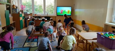 Dzieci podczas ćwiczeń.